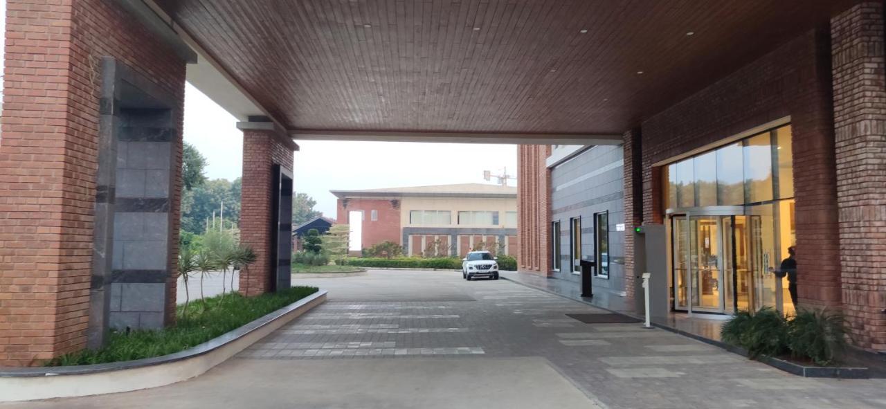 Manjeera Sarovar Premiere Hotel Rājahmundry Kültér fotó