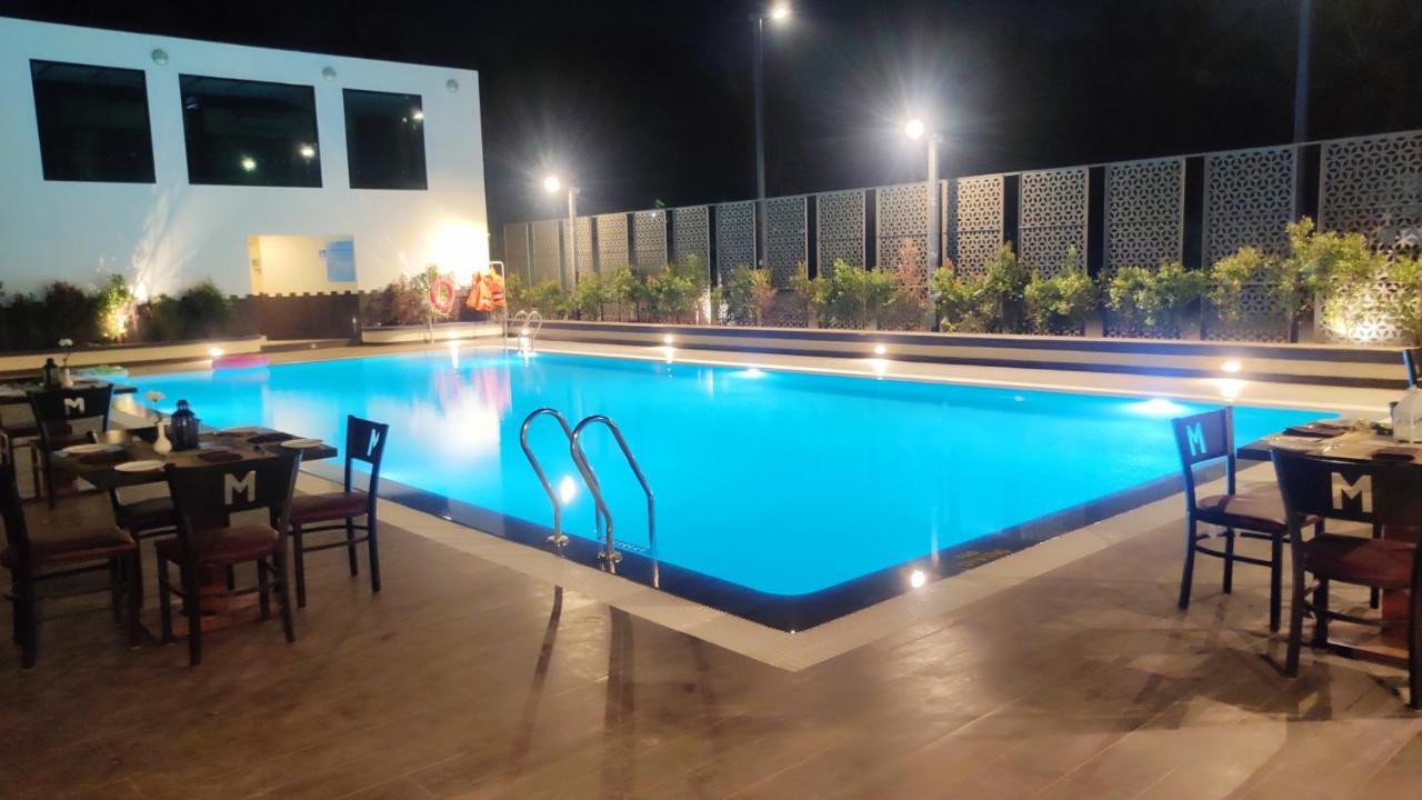 Manjeera Sarovar Premiere Hotel Rājahmundry Kültér fotó