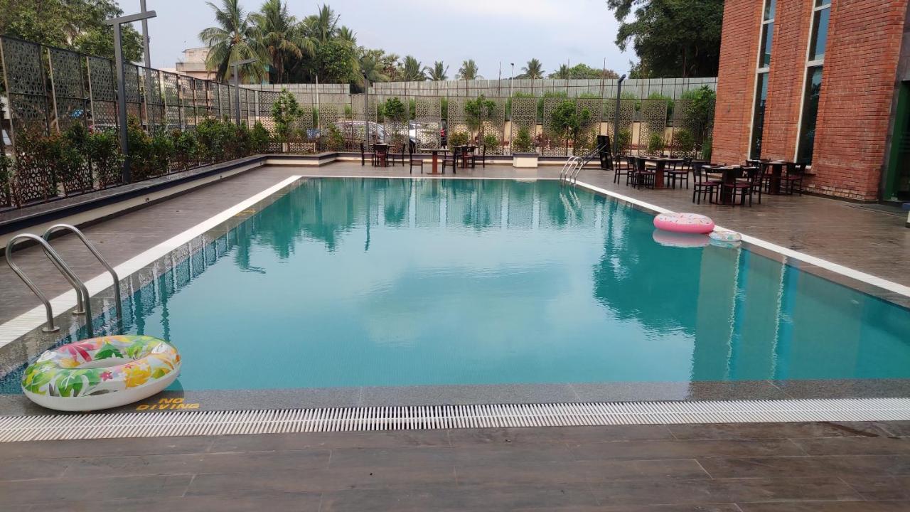 Manjeera Sarovar Premiere Hotel Rājahmundry Kültér fotó