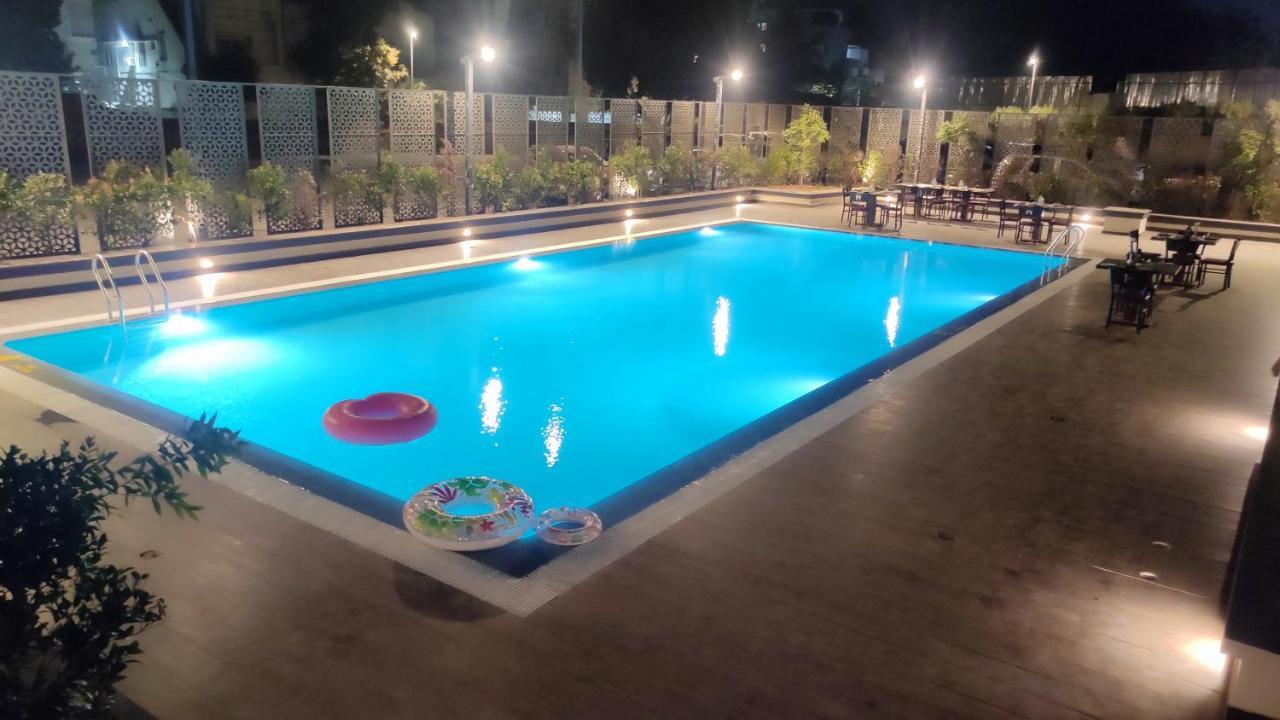 Manjeera Sarovar Premiere Hotel Rājahmundry Kültér fotó