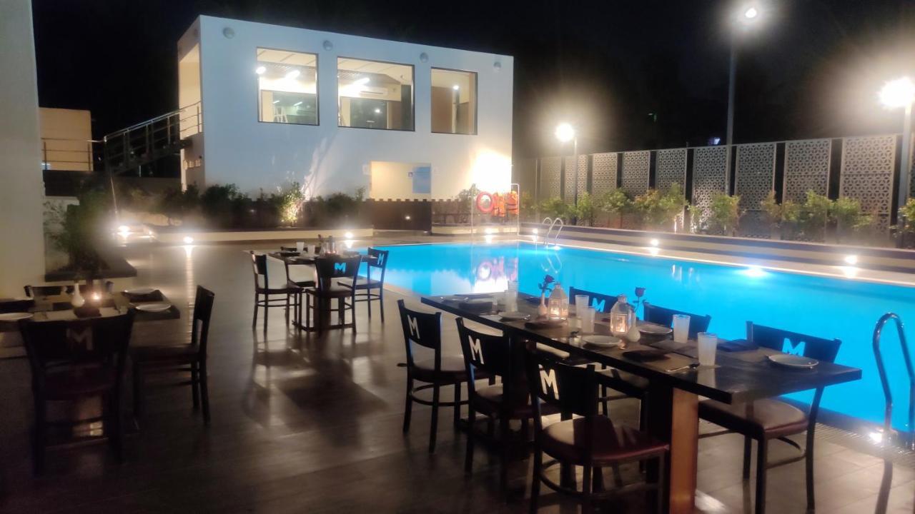 Manjeera Sarovar Premiere Hotel Rājahmundry Kültér fotó